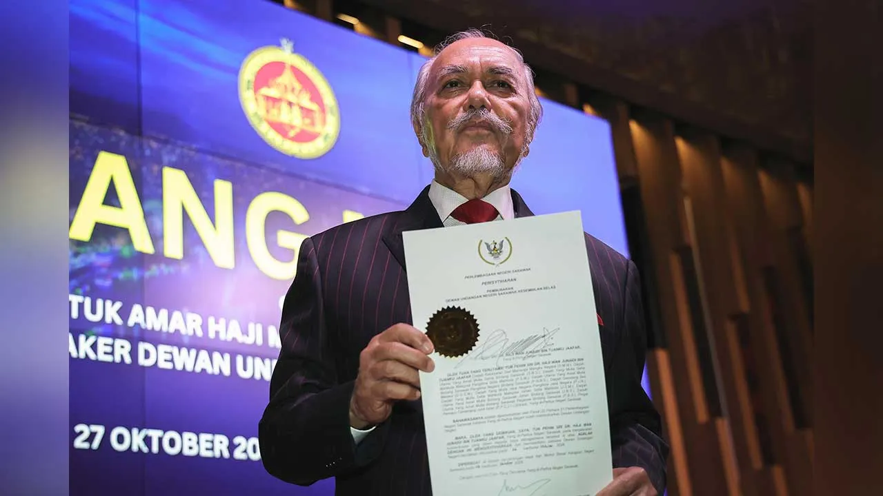 KUCHING, 27 Okt -- Speaker Dewan Undangan Negeri (DUN) Sarawak, Tan Sri Mohamad Asfia Awang Nassar menunjukkan surat pengisytiharan pembubaran DUN Sarawak pada sidang media di Bangunan DUN Sarawak hari ini.  Beliau berkata surat pemakluman pembubaran DUN Sarawak telah dihantar ke Suruhanjaya Pilihan Raya (SPR) hari ini.  -- fotoBERNAMA (2026) HAK CIPTA TERPELIHARA