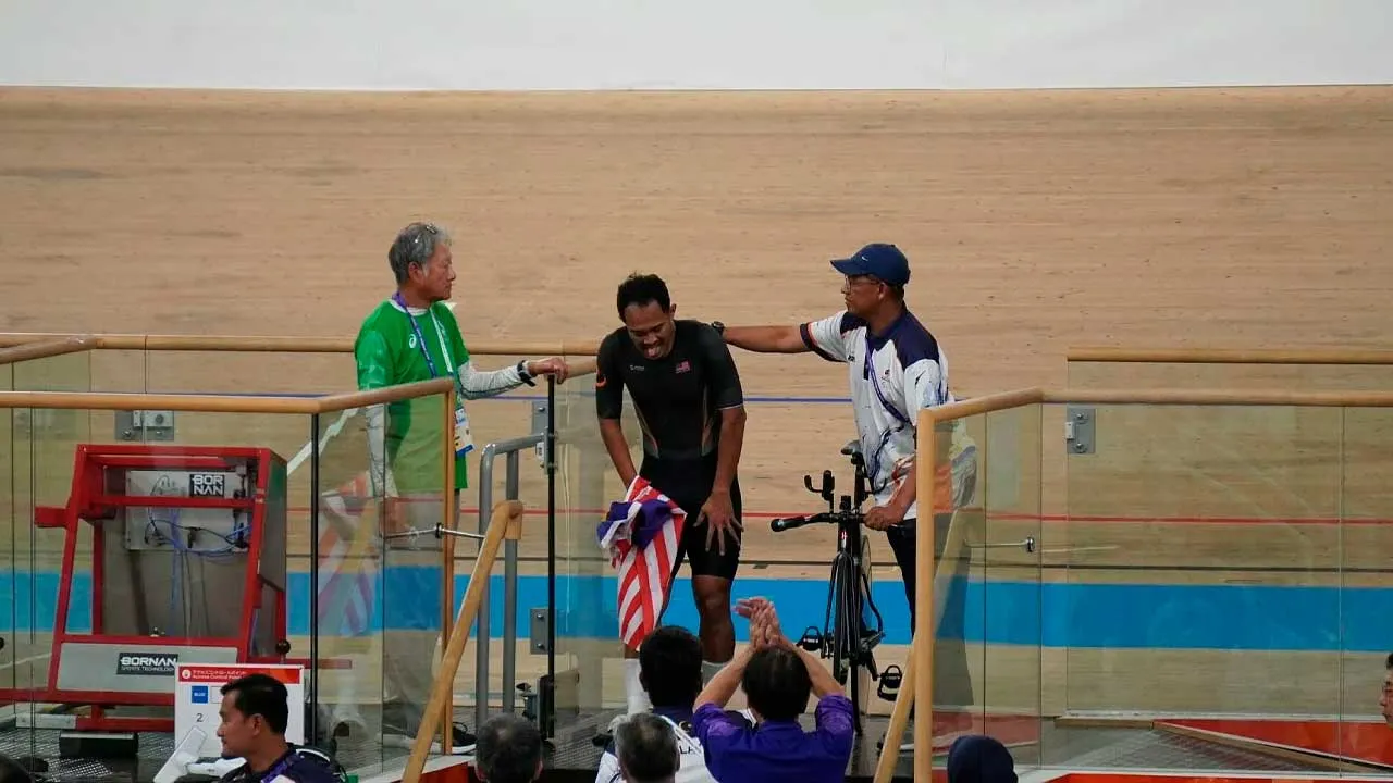 Atlet berbasikal trek para negara, Zuhairie Ahmad Tarmizi, membutirkan pingat emas pertama buat kontinjen Malaysia menerusi acara 1000m (meter) ujian masa lelaki C4–5 di Sukan Para Asia Aichi-Nagoya 2026, sebentar tadi.