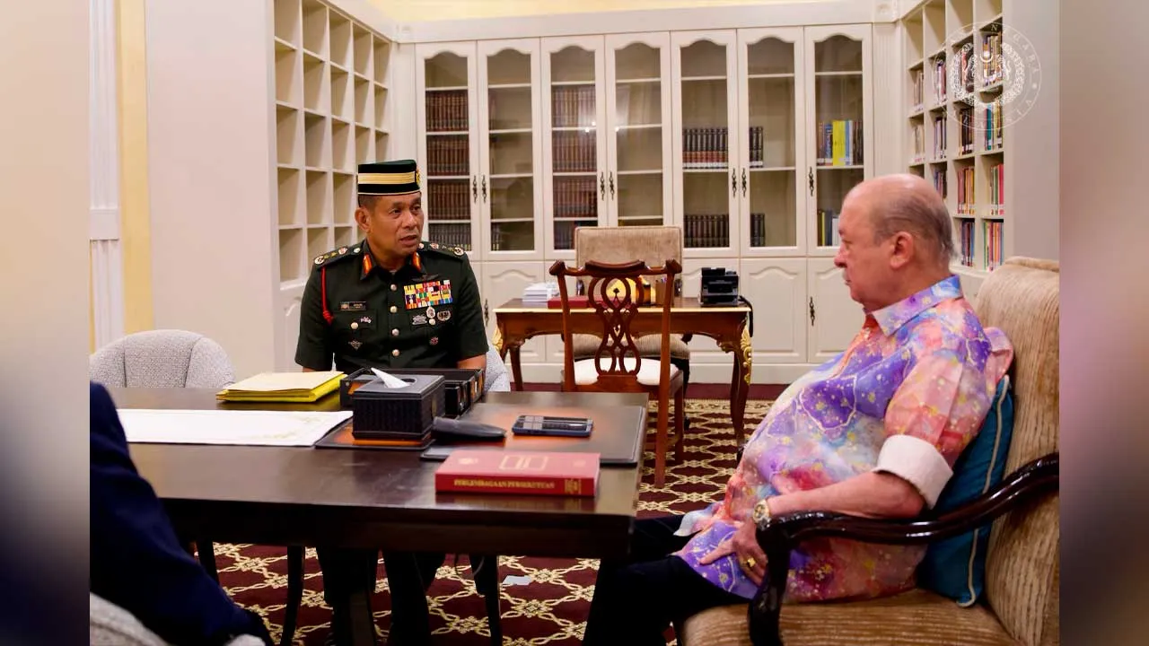 YANG DI-PERTUAN AGONG TERIMA MENGADAP ASISTEN KETUA STAF PERKHIDMATAN ANGGOTA ATM  KDYMM SPB Yang di-Pertuan Agong, Sultan Ibrahim berkenan menerima mengadap Mejar Jeneral Datuk Indera Zahari Mohd Ariffin,  Asisten Ketua Staf Perkhidmatan Anggota (AKSPA) Angkatan Tentera Malaysia (ATM).  Seri Paduka Baginda berkenan dipersembahkan taklimat mengenai pelaksanaan Majlis Santapan Beradat Sempena Hari ATM Ke-93. Sesi mengadap bersama Seri Paduka Baginda berlangsung di Istana Negara, hari ini (12 Oktober).