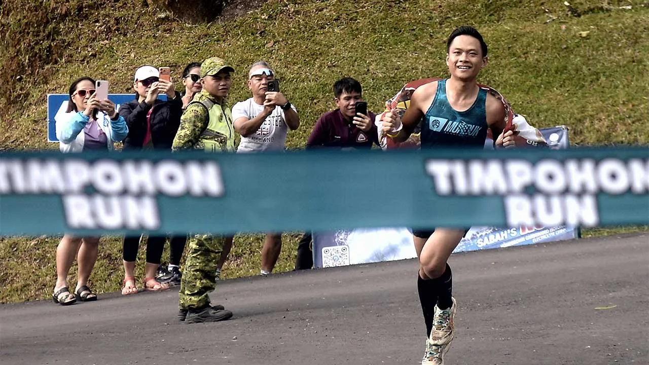 RANAU, 17 Okt -- Guru Sekolah Kebangsaan (SK) Penangah di Tongod, Donal, 28, menamatkan perlumbaan sejauh 9.8km di Taman Kinabalu itu dalam masa 50 minit lapan saat, sekali gus merangkul gelaran tersebut buat tahun kedua berturut-turut hari ini.  Acara yang dianjurkan oleh Lembaga Pelancongan Sabah dengan kerjasama Taman-Taman Sabah ini merupakan acara pembuka tirai bagi Climbathon Antarabangsa Gunung Kinabalu ke-33 yang akan berlangsung esok.  --fotoBERNAMA (2026) HAK CIPTA TERPELIHARA.