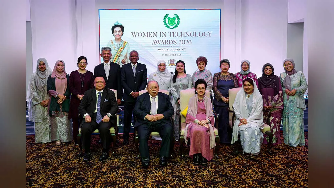 Tuanku Syed Sirajuddin (duduk dua, kiri) dan Tuanku Tengku Fauziah (duduk dua, kanan) berkenan bergambar bersama para penerima Anugerah Wanita dalam Teknologi YTF 2026 pada Sabtu.  Berangkat sama, Tuanku Syed Faizuddin (duduk, kiri) dan  Lailatul Shahreen (duduk, kanan). – Gambar Bernama