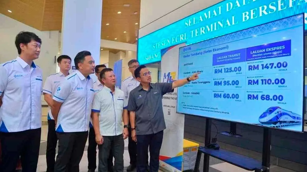 Darwis (kanan) pada majlis pengumuman struktur tambang ECRL menjelang operasi komersial perkhidmatan itu yang disasarkan bermula pada pertengahan Disember 2026. Foto : Sinar Harian / Asril Aswandi Mohd Syukur.