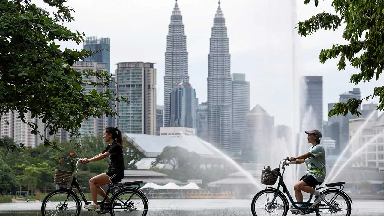 KUALA LUMPUR, 25 Okt -- Pengunjung mengambil kesempatan melakukan aktiviti riadah ketika tinjauan di Taman Tasik Titiwangsa di sini hari ini.  kelihatan keadaan cuaca dan kualiti udara yang semakin baik berbanding hari-hari sebelumnya susulan penurunan tahap jerebu yang sebelum ini mencemari ruang udara, memberikan keselesaan kepada orang ramai untuk kembali melakukan aktiviti luar serta meluangkan masa berkualiti bersama keluarga.  -- fotoBERNAMA (2026) HAK CIPTA TERPELIHARA