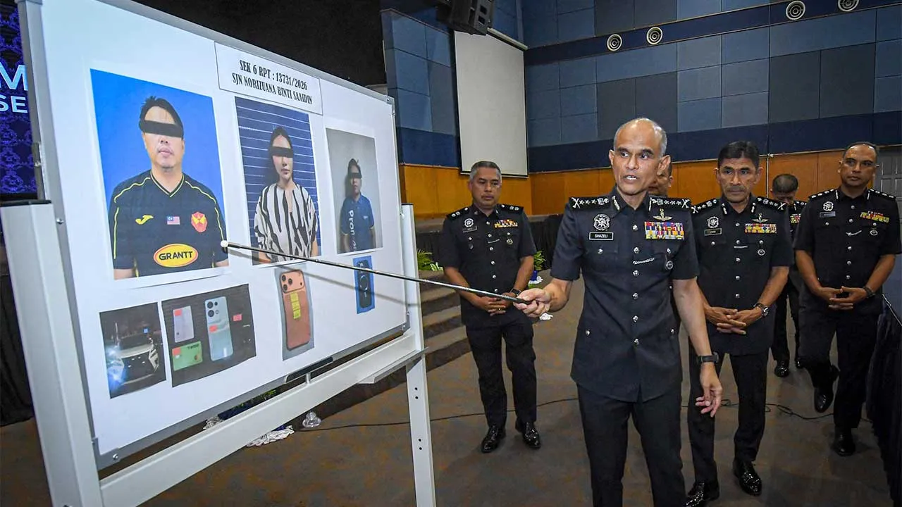 SHAH ALAM, 28 Okt -- Ketua Polis Selangor Datuk Shazeli Kahar (tengah) meunjukkan gambar suspek yang ditahan berkaitan kes penipuan penjualan kenderaan dan kediaman menggunakan gambar Raja Muda Selangor di Ibu Pejabat Polis Kontinjen Selangor hari ini.  -- fotoBERNAMA (2026) HAK CIPTA TERPELIHARA