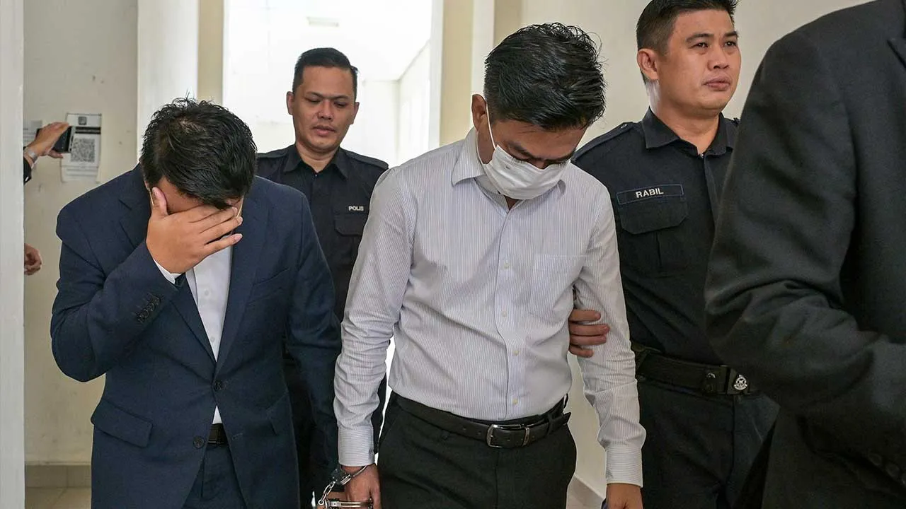 PETALING JAYA, 27 Okt -- Tiga pengarah syarikat berkaitan industri aeroangkasa, PetraX5 mengaku tidak bersalah di Mahkamah Majistret di sini hari ini atas pertuduhan memalsukan borang pindah milik saham, Mei lepas.  Ahmad Suhaimi Abdul Halim, 44; ' Raja Shazreen Petra Raja Azman Shah, 32, dan ' Mohamad Haziq Aiman Shamsuddin, 28, didakwa secara bersama memalsukan dokumen "share transfer form" bertarikh 16/02/2026 di premis syarikat PetraX5 Sdn Bhd di Jalan PJU 1A/42B, Ara Damansara, dekat sini, pada 12 Mei