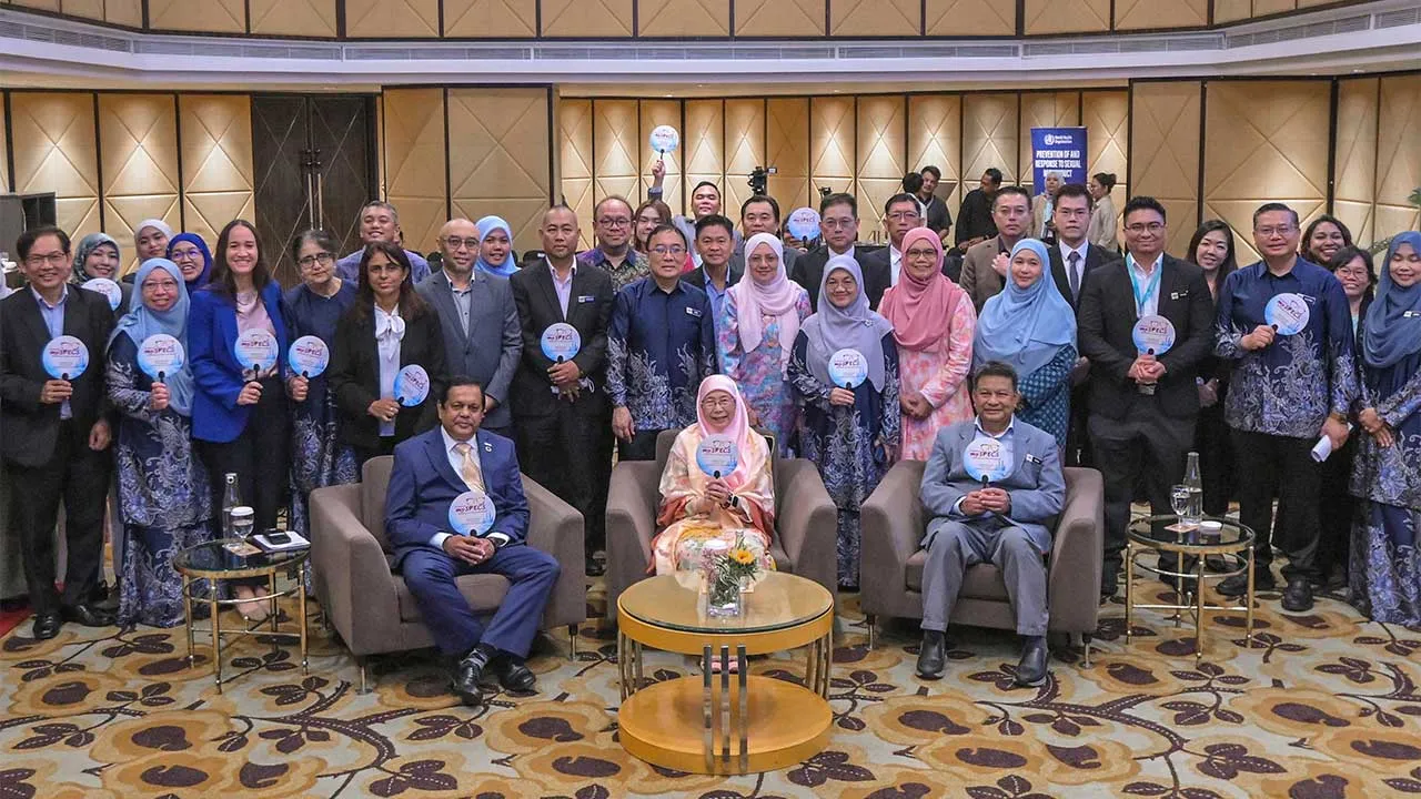 KUALA LUMPUR, Oct 23 -- The Prime Minister "'s wife, Datuk Seri Dr Wan Azizah Wan Ismail (seated, centre) during a group photo at the soft launch of MySPECS today.  Also present are Health Ministry Allied Health Sciences Division director Rusli Ibrahim (seated, right) and World Health Organization (WHO) representative and head of the WHO Country Office for Malaysia, Brunei and Singapore Dr Rabindra Abeyasinghe (seated, left).  --fotoBERNAMA (2026) COPYRIGHT RESERVED