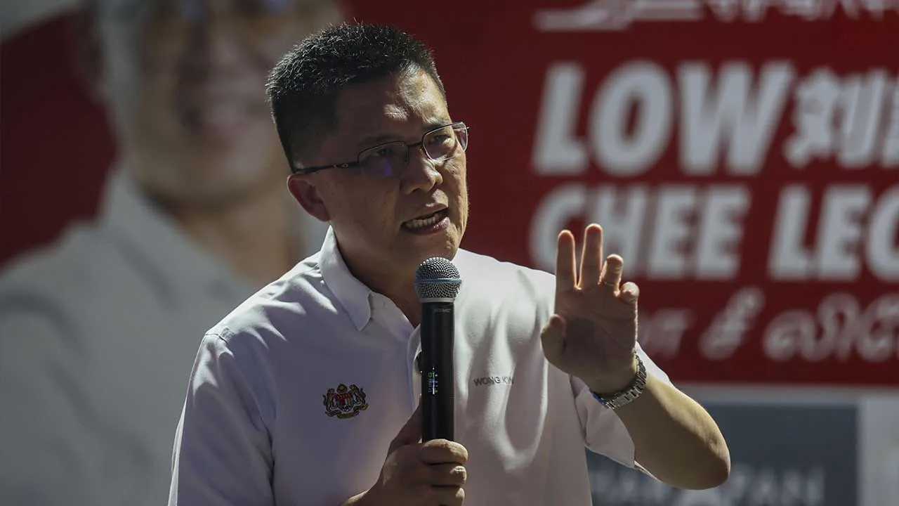 MELAKA, 30 Okt -- Timbalan Menteri Pendidikan merangkap Pengarah Pilihanraya Kebangsaan DAP, Wong Kah Woh berucap pada Majlis Perasmian Bilik Operasi DAP DUN Kota Laksamana di Flat Kota Laksamana malam ini.  -- fotoBERNAMA (2026) HAK CIPTA TERPELIHARA