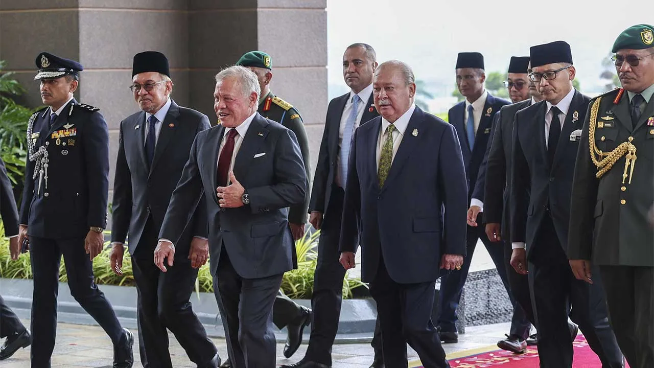 KUALA LUMPUR, 12 Okt - Yang di-Pertuan Agong, Sultan Ibrahim berkenan menyambut keberangkatan Raja Jordan Raja Abdullah II pada Istiadat Sambutan Negara sempena lawatan negara di Istana Negara hari ini.  Turut hadir Perdana Menteri Datuk Seri Anwar Ibrahim.  - fotoBERNAMA (2026) HAK CIPTA TERPELIHARA