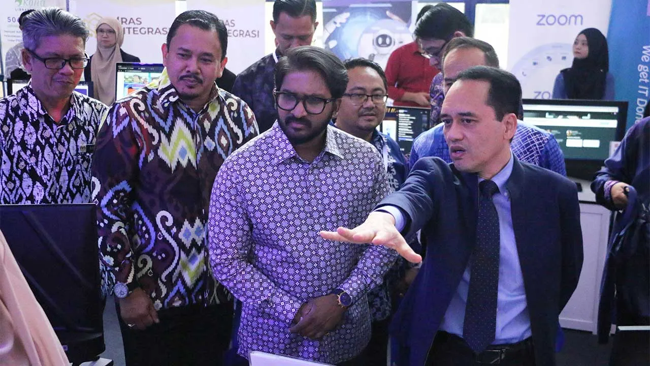 KUALA LUMPUR, 1 Okt - Timbalan Menteri Perpaduan Negara, Yuneswaran Ramaraj melawat reruai pameran interaktif sempena perasmian Seminar Pustakawan Digital Kebangsaan 2026 yang bertemakan "Keterlihatan, Inklusif, Ketahanan" di Perpustakaan Negara Malaysia hari ini. - fotoBERNAMA (2026) HAK CIPTA TERPELIHARA