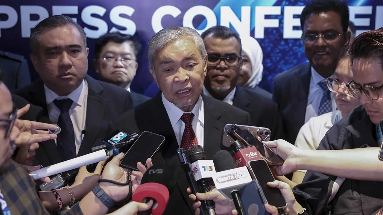 KUALA LUMPUR, 19 Okt -- Timbalan Perdana Menteri Datuk Seri Dr Ahmad Zahid Hamidi bercakap pada sidang media sempena Majlis Perasmian Road Safety Congress (RSC) 2026 di Pusat Pameran dan Perdagangan Antarabangsa Malaysia (MITEC) di sini hari ini.  Turut kelihatan, Menteri Pengangkutan Anthony Loke (tiga dari kiri). --fotoBERNAMA (2026) HAK CIPTA TERPELIHARA