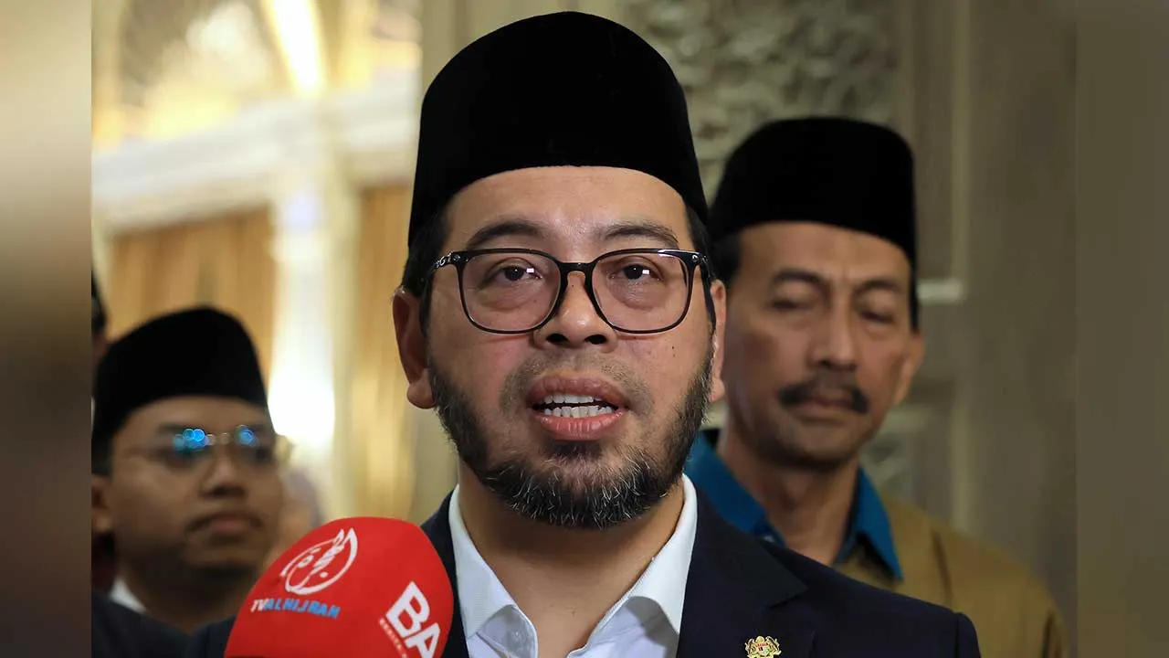 PUTRAJAYA, 12 Okt -- Menteri di Jabatan Perdana Menteri (Hal Ehwal Agama) Dr. Zulkifli Hasan bercakap kepada pemberita selepas hadir ke Majlis Ilmu MADANI di Kompleks Seri Perdana hari ini.  --fotoBERNAMA (2026) HAK CIPTA TERPELIHARA