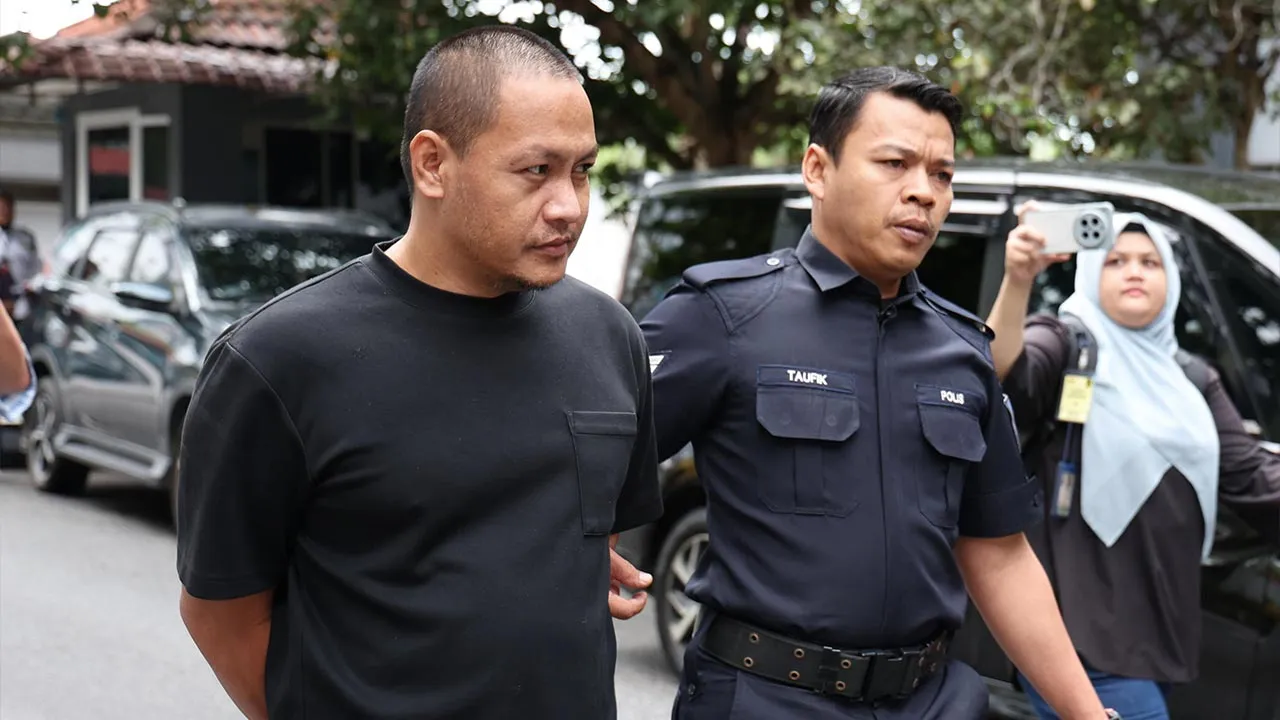 SEREMBAN, 26 Okt -- Seorang lelaki didakwa di Mahkamah Majistret di sini hari ini atas pertuduhan membunuh isterinya yang juga pegawai Agensi Kawalan dan Perlindungan Sempadan (AKPS) di Kompleks Perumahan Penjawat Awam Lapangan Terbang Antarabangsa Kuala Lumpur (KLIA), 15 Okt lepas.  Mohd Khairudin Safi "'ai, 37, mengangguk faham selepas pertuduhan dibacakan di hadapan Majistret Nurul Saqinah Rosli. Bagaimanapun tiada pengakuan direkodkan kerana kes bunuh di bawah bidang kuasa Mahkamah Tinggi.  --fotoBERNAM