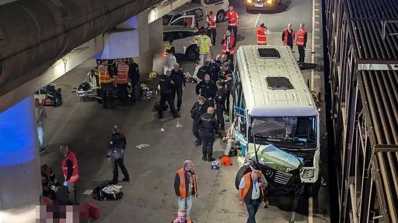 ALERT - 19 injured, including 5 in absolute emergency condition, after a collision between a bus and a freight train at the loading platform of the Channel Tunnel in Calais (Prefecture / La Voix du Nord)._X @InfosFrancaises