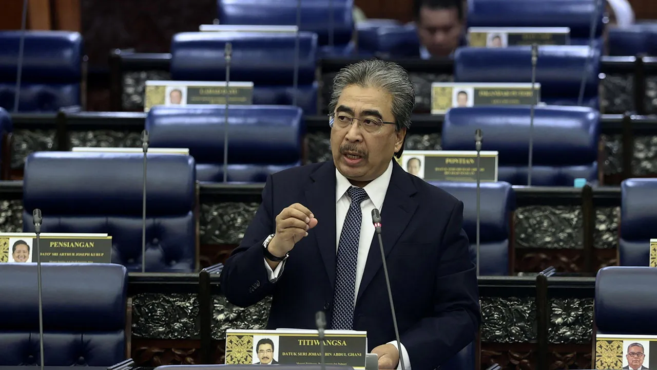 KUALA LUMPUR, 21 Okt -- Menteri Pelaburan, Perdagangan dan Industri Datuk Seri Johari Abdul Ghani ketika sesi Pertanyaan-Pertanyaan Bagi Jawab Lisan sempena Mesyuarat Ketiga, Penggal Kelima, Parlimen ke-15 di Bangunan Parlimen hari ini._BERNAMA
