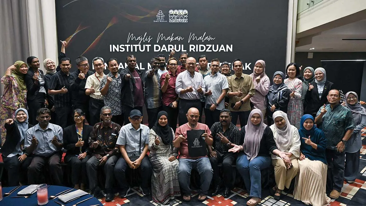 IPOH, 22 Okt -- Ketua Eksekutif Institut Darul Ridzuan (IDR) Dr Zulqarnain Mohamad (tengah) bergambar bersama pengamal media ketika hadir pada Majlis Makan Malam IDR Bersama Pengamal Media Perak semalam.  Turut sama Pengerusi Persatuan Pengamal Media Perak (PPMP), Sayed Mohd Hesham Syed Idris.  Peluang pekerjaan kini menjadi keutamaan rakyat di Perak berbanding isu kos sara hidup, berdasarkan dapatan kajian yang dijalankan oleh IDR sempena kajian Belanjawan 2027.  --fotoBERNAMA (2026) HAK CIPTA TERPELIHARA