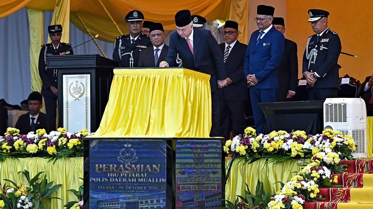 IPOH, 6 Okt - Sultan Perak Sultan Nazrin Shah berkenan menyempurnakan Majlis Perasmian Ibu Pejabat Polis Daerah (IPD) Muallim hari ini. Turut hadir Menteri Besar Datuk Seri Saarani Mohamad dan Timbalan Menteri Dalam Negeri Datuk Seri Dr Shamsul Anuar Nasarah. - fotoBERNAMA (2026) HAK CIPTA TERPELIHARA
