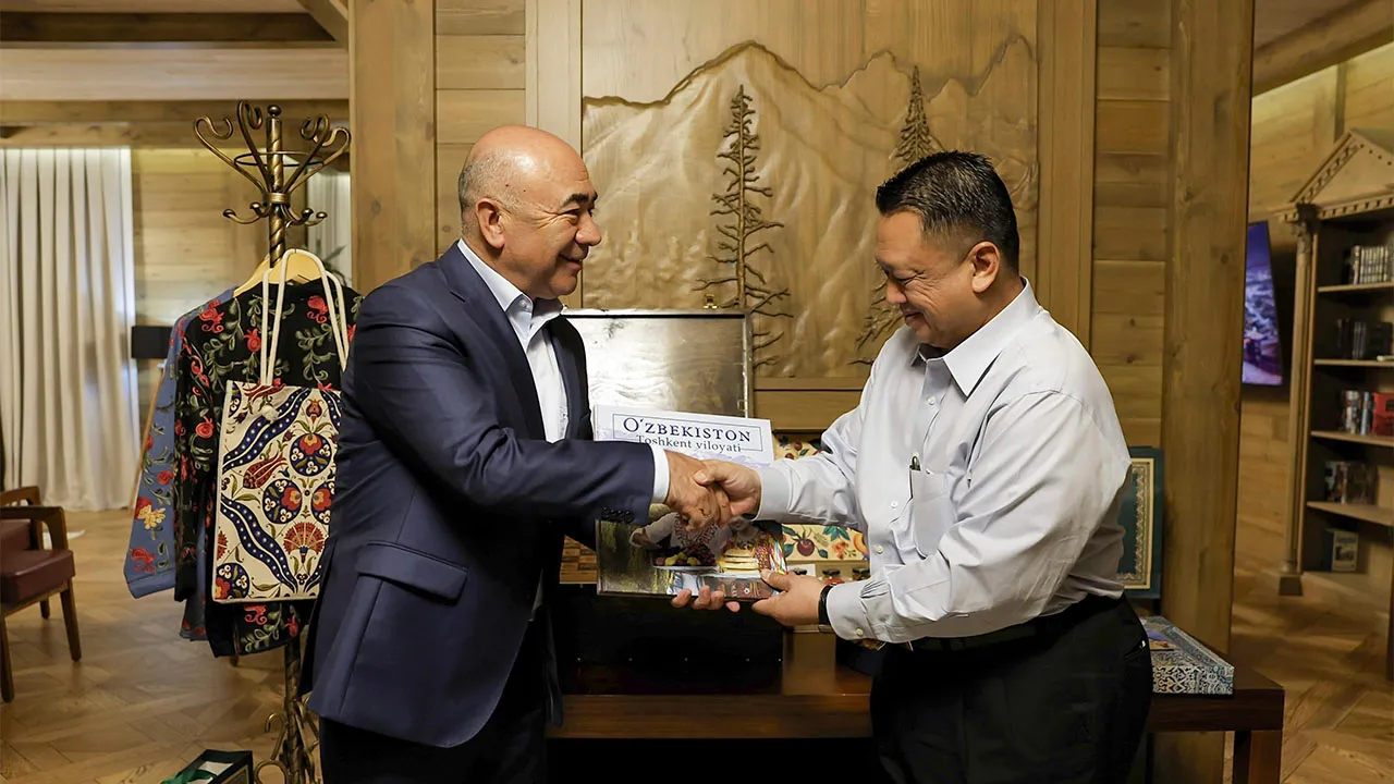 TASHKENT, 10 Okt - Raja Muda Perlis Tuanku Syed Faizuddin Putra Jamalullail berkenan bersalaman dengan Gabenor Wilayah Tashkent Zoyir Mirzayev dan menerima cenderahati daripada beliau ketika menghadiri Majlis Santapan Malam yang dihoskan oleh gabenor itu di Amirsoy Mountain Resort pada Khamis lepas._BERNAMA