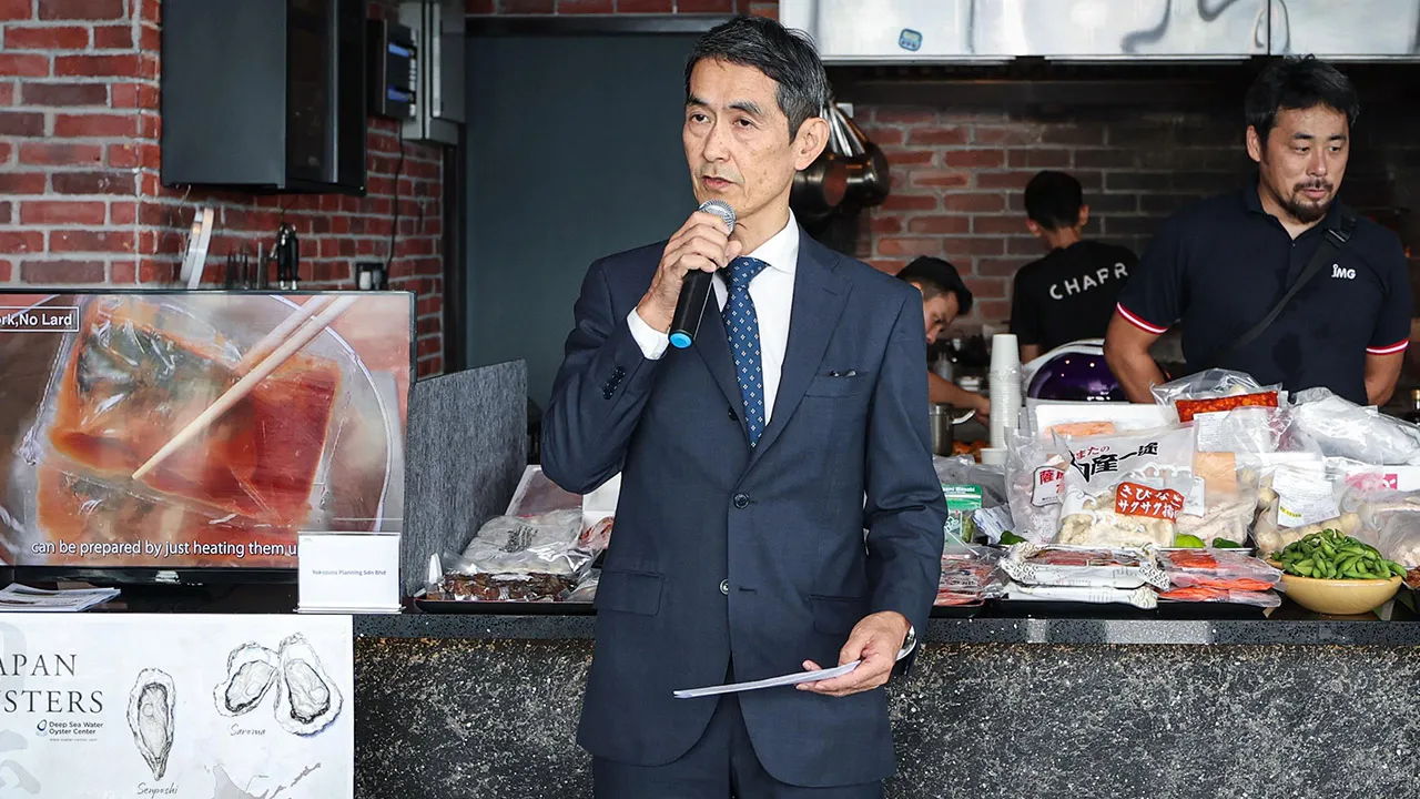 Japan External Trade Organisation (JETRO) Executive Vice President Kenichi Hirano delivers his opening remarks at the Japanese Seafood Business-to-Business (B2B) Trade Meeting today, highlighting the growth potential of Japanese seafood exports to Malaysia.  The event brings together local distributors of Japanese seafood products and non-Japanese food service operators to explore new business opportunities and strengthen trade ties.  --fotoBERNAMA