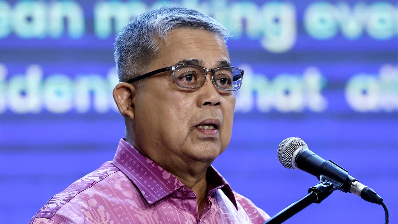 KUALA LUMPUR, 8 Okt - Menteri Perpaduan Negara, Datuk Aaron Ago Dagang berucap merasmikan Dialog Seri Negara 2026 anjuran Chevening Alumni Malaysia di Jabatan Muzium Malaysia, hari ini. - fotoBERNAMA
