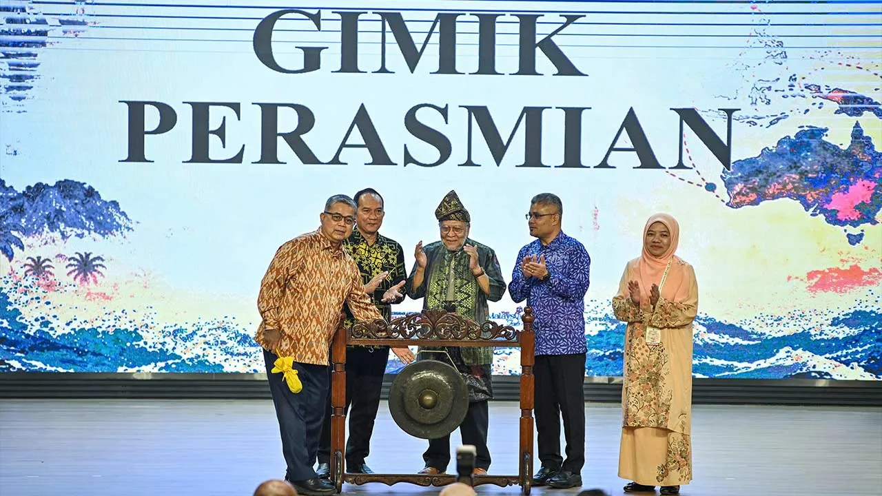 KUALA LUMPUR, 10 Okt - Menteri Perpaduan Negara, Datuk Aaron Ago Dagang (kiri) merasmikan Majlis Perasmian Seminar Antarabangsa Melayu Diaspora 2026 di Auditorium Jabatan Muzium Malaysia (JMM) di sini hari ini.  Turut hadir Timbalan Ketua Pengarah (Dasar), Jabatan Muzium Malaysia Mohamad Shawali Badi (dua,kiri).