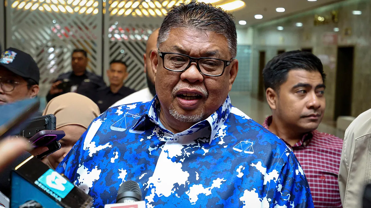 KUALA LUMPUR, 28 Okt -- Pengerusi Badan Perhubungan UMNO Melaka Datuk Seri Ab Rauf Yusoh ketika sidang media selepas Mesyuarat Majlis Kerja Tertinggi (MKT) UMNO di Menara Dato' Onn, Pusat Dagangan Dunia (WTC) Kuala Lumpur hari ini._BERNAMA