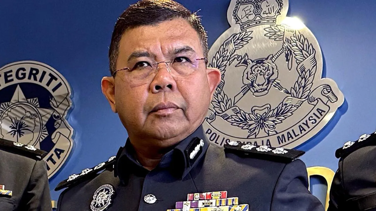 GEORGE TOWN, 14 Julai -- Ketua Polis Daerah Timur Laut ACP Abdul Rozak Muhammad (dua, kanan) menunjukkan ganja yang dirampas susulan tangkapan ke atas sepasang kekasih dalam serbuan di Pulau Tikus dan Tanjong Tokong, di sini pada 10 Julai lepas._BERNAMA