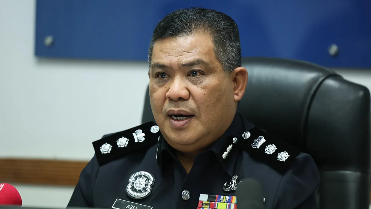 KUALA TERENGGANU, 23 April - " - " Ketua Polis Daerah Kuala Terengganu, ACP Azli Mohd Noor pada sidang media berkaitan rampasan dadah jenis pil kuda dan heroin bernilai RM384,000 di Ibu Pejabat Daerah Kuala Terengganu, hari ini. Dalam serbuan di sebuah rumah di Kampung Paya Datu di sini pada Ahad, polis turut seorang lelaki berusia 20-an yang dipercayai bekerja sebagai penjaga stor dadah berkenaan. Hasil rampasan dadah tersebut polis berjaya melumpuhkan sindiket pengedaran bekalan dadah di daerah Kuala Tere