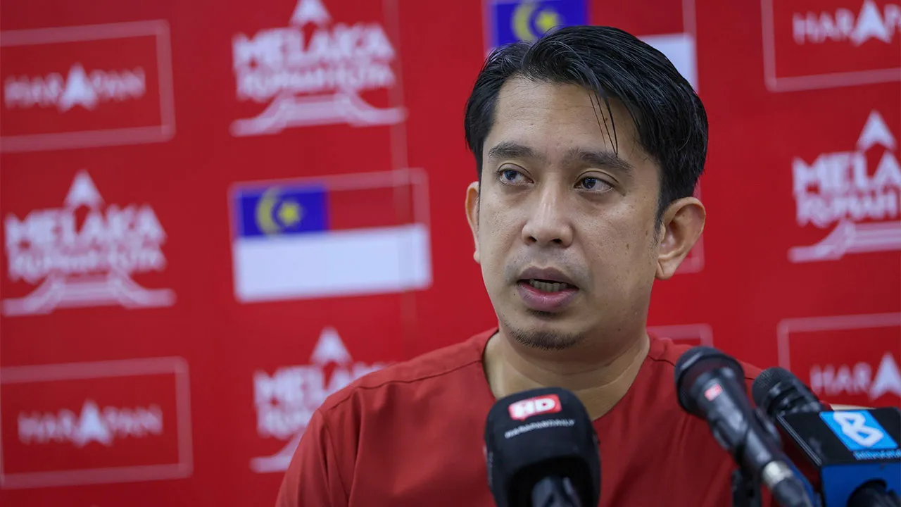 MELAKA, 30 Okt -- Pemangku Pengerusi Majlis Pimpinan Negeri (MPN) PKR Melaka Adam Adli Abd Halim bercakap pada sidang media mengenai pemeteraian Perjanjian Kepercayaan dan Perbekalan (Confidence and Supply Agreement - CSA) antara Kerajaan MADANI dengan 13 Ahli Parlimen pembangkang di Bilik Gerakan Utama Pakatan Harapan, Bukit Baru, hari ini._BERNAMA