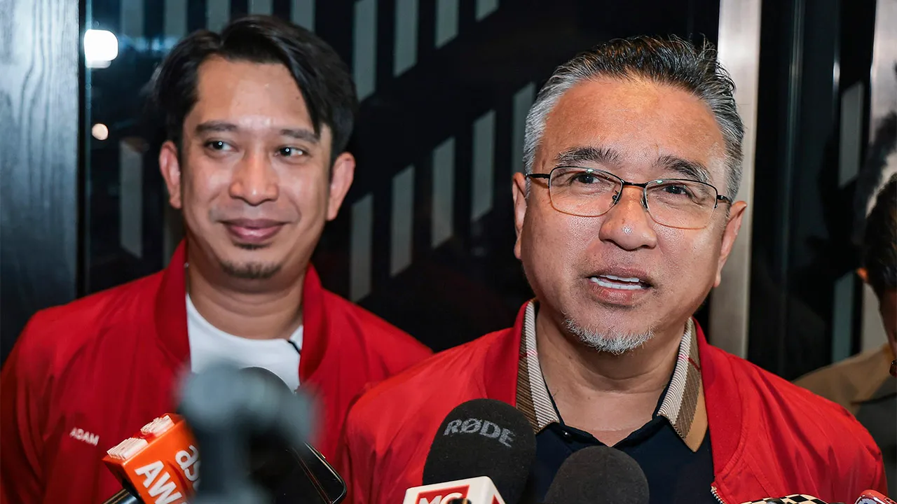 MELAKA , 30 Okt -- Pengerusi Pakatan Harapan Melaka juga Timbalan Menteri Pertahanan Adly Zahari (kanan) bercakap kepada media pada Program Hi Tea bersama Kelab Media Melaka di sebuah hotel, hari ini._BERNAMA