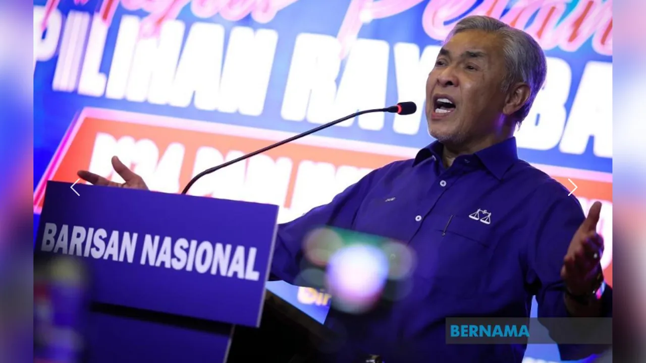 ALOR GAJAH, 27 Okt -- Pengerusi Barisan Nasional (BN), Datuk Seri Dr Ahmad Zahid Hamidi menyampaikan ucapan pada Pelancaran Jentera Pilihan Raya BN Parlimen Masjid Tanah di Dewan Terbuka Villa D "'Acqua Kampung Pulau, Masjid Tanah hari ini.  -- fotoBERNAMA (2026) HAK CIPTA TERPELIHARA
