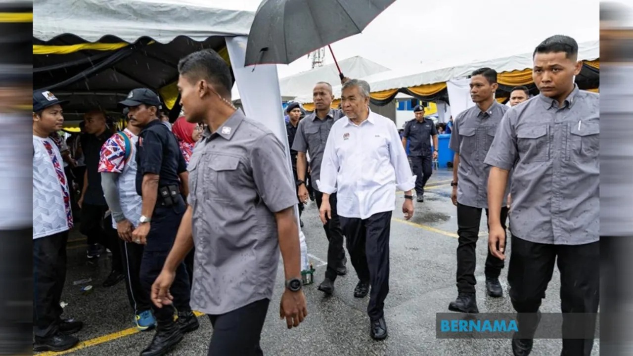 BAGAN DATUK, 25 Okt -- Timbalan Perdana Menteri, Datuk Seri Dr Ahmad Zahid Hamidi ketika hadir pada majlis penyampaian hadiah Program Larian Jambatan Sultan Nazrin Shah Daerah Bagan Datuk di Tapak Pasar Malam Bagan Datuk hari ini.  -- fotoBERNAMA (2026) HAK CIPTA TERPELIHARA