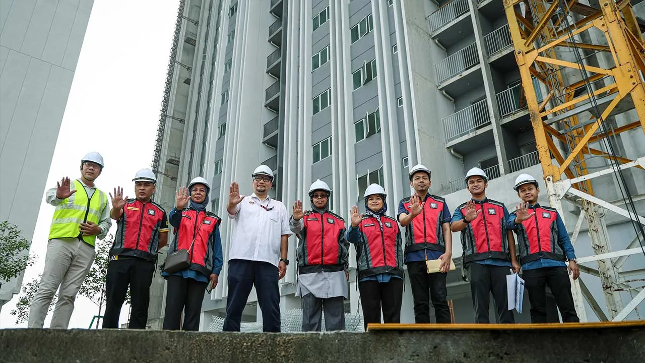 KUALA LUMPUR, 19 Okt -- Timbalan Menteri Perumahan dan Kerajaan Tempatan Datuk Aiman Athirah Sabu (tengah) selepas mengadakan lawatan Ke Projek Perumahan Swasta di Residensi Hektar Gombak (Residensi Wilayah) di sini hari ini.