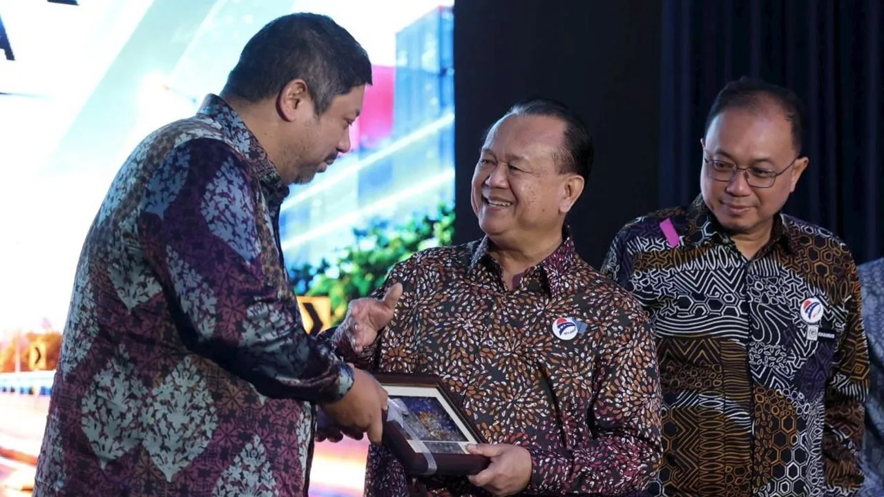 PELABUHAN KLANG, 29 Okt -- Menteri Kerja Raya, Datuk Seri Alexander Nanta Linggi (tengah) menerima cerderahati daripada Pengerusi Eksekutif Westports Malaysia Sdn. Bhd Datuk Seri Ruben Emir Gnanalingam Abdullah (kiri) selepas merasmikan Inisiatif CSR Keselamatan Jalan Raya Westports-JKR Klang di Westport Pulau Indah, hari ini.  --fotoBERNAMA (2026) HAK CIPTA TERPELIHARA