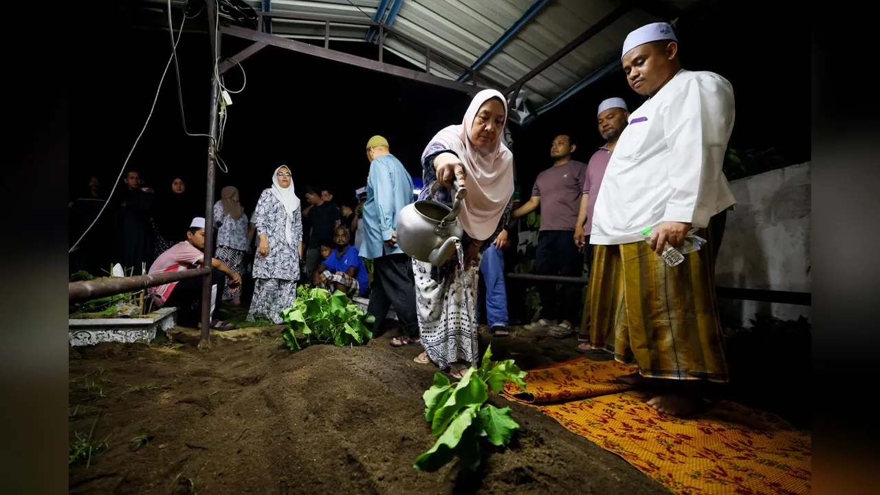 TUMPAT, 18 Okt -- Ahli keluarga menyiram air di pusara pegawai Agensi Kawalan dan Perlindungan Sempadan Malaysia (AKPS), Norhazwani Ibrahim, 35, selepas jenazahnya dikebumikan di Tanah Perkuburan Islam Tanjong, Pengkalan Kubor, awal pagi tadi.  Allahyarham Norhazwani ditemukan meninggal dunia di rumahnya di kuarters Lapangan Terbang Antarabangsa Kuala Lumpur (KLIA) di Nilai, Negeri Sembilan, pada Khamis lepas.  --fotoBERNAMA (2026) HAK CIPTA TERPELIHARA