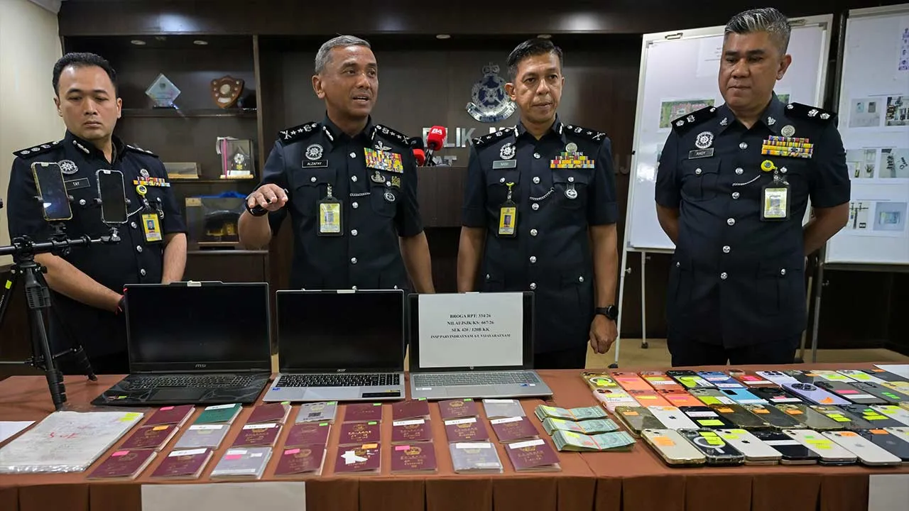 SEREMBAN, 14 Okt - Ketua Polis Negeri Sembilan Datuk Alzafny Ahmad (dua, kiri) menunjukkan barangan rampasan disyaki terlibat dalam sindiket penipuan panggilan telefon dalam serbuan di sebuah banglo dan resort terbiar di sekitar Broga, Mantin pada sidang media di Ibu Pejabat Kontinjen (IPK) Negeri Sembilan, hari ini.