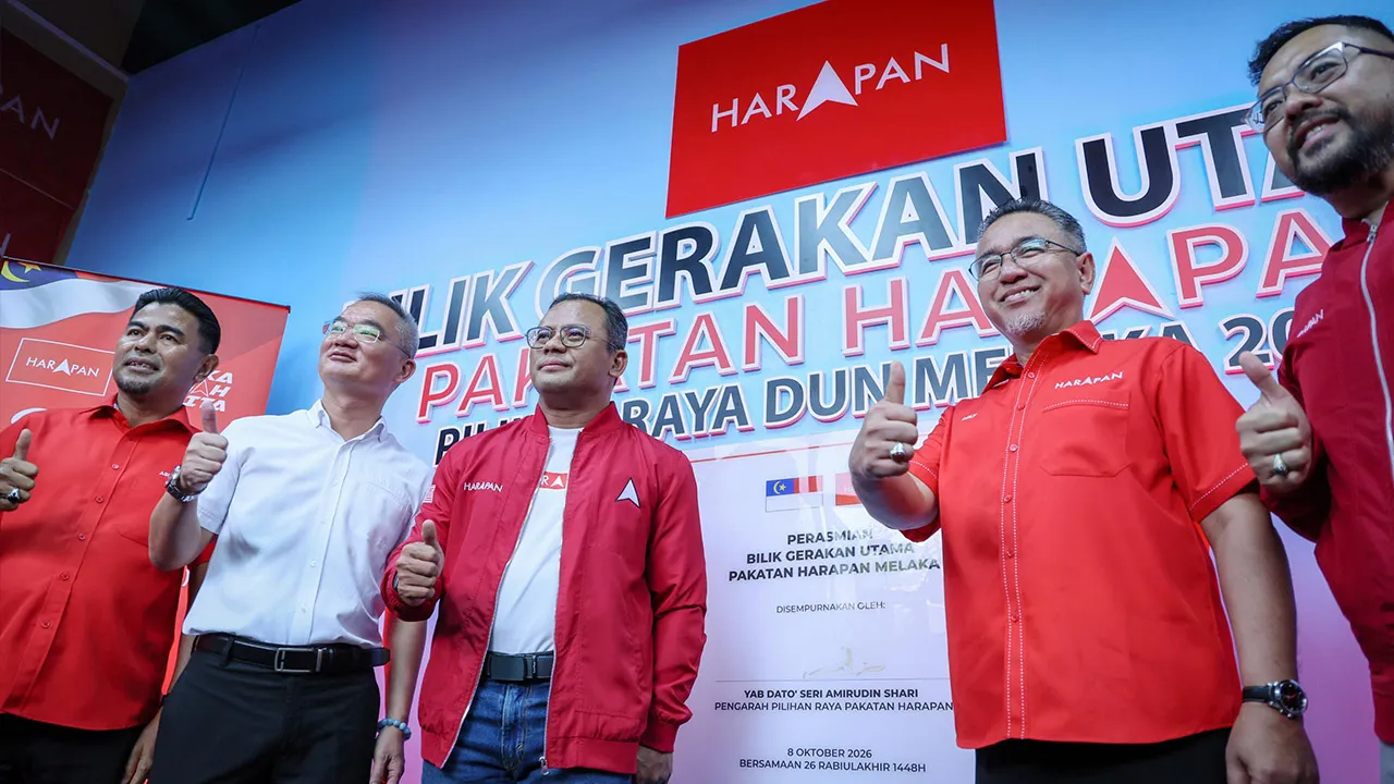 MELAKA, 8 Okt - Pengarah Pilihan Raya Pakatan Harapan Datuk Seri Amirudin Shari (tiga, kiri) bergambar kenangan pada majlis Perasmian Bilik Gerakan Utama Pakatan Harapan di Bukit Baru, hari ini.  Turut hadir Pengerusi Pakatan Harapan Melaka Adly Zahari (dua, kanan) dan Pengerusi DAP Melaka Khoo Poay Tiong (dua, kiri)._BERNAMA