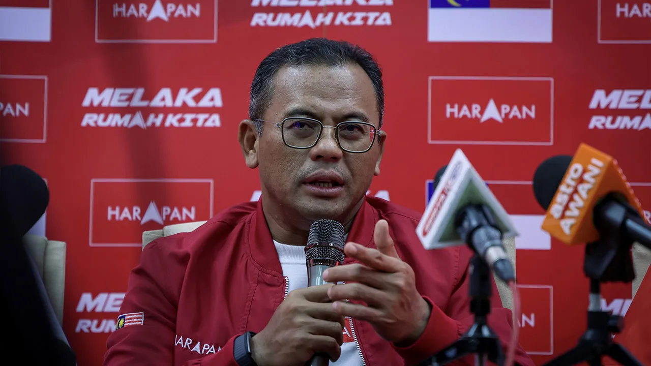 MELAKA, 8 Okt - Pengarah Pilihan Raya Pakatan Harapan Datuk Seri Amirudin Shari bercakap semasa sidang media pada majlis Perasmian Bilik Gerakan Utama Pakatan Harapan di Bukit Baru, hari ini.  "fotoBERNAMA