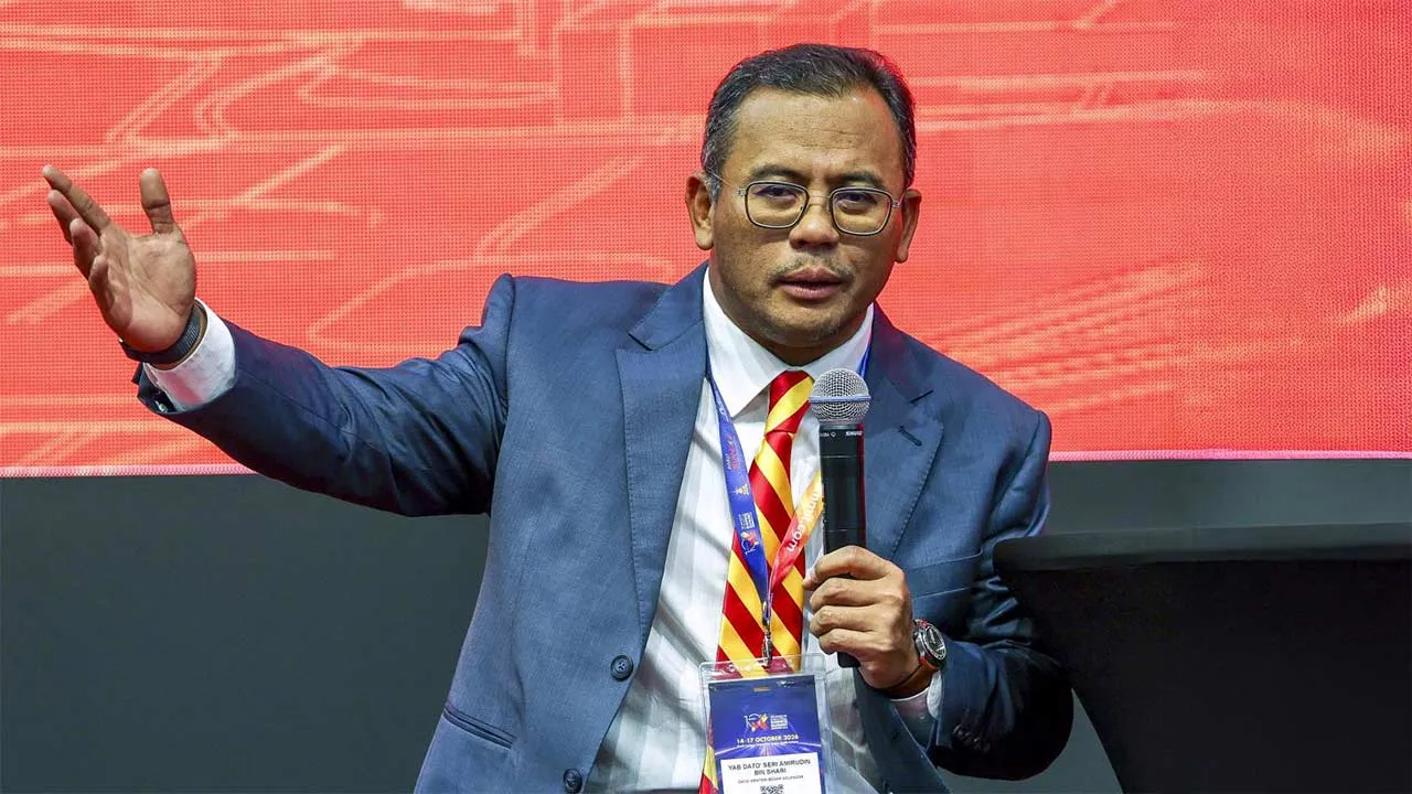 Menteri Besar Selangor Datuk Seri Amirudin Shari berkata pihaknya menyediakan pelbagai program dan sokongan kepada perusahaan kecil dan sederhana (PKS) serta syarikat sokongan bagi memastikan mereka terus berkembang dan tidak hanya berperanan sebagai penyokong kepada syarikat multinasional (MNC) dan pelabur asing yang melabur di negeri itu. - Foto BERNAMA