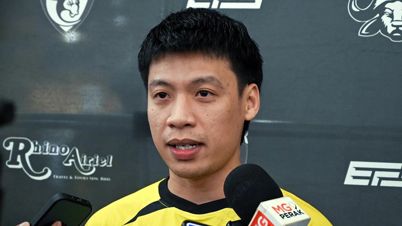 IPOH, 4 Okt - Pemain pasukan Perak Bison Amirul Zazwan Amir bercakap kepada media ketika hadir pada Majlis Pengenalan Pemain Dan Pelancaran Jersi Rasmi Perak Bison 2026 di Sentra Mall hari ini. - fotoBERNAMA (2026)