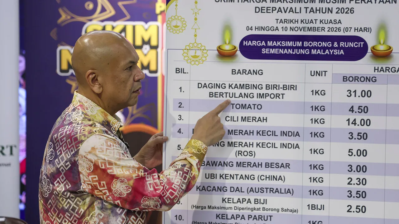 KUALA LUMPUR, 29 Okt -- Menteri Perdagangan Dalam Negeri dan Kos Sara Hidup Datuk Armizan Mohd Ali melihat antara senarai barangan mengikut Skim Harga Maksimum Musim Perayaan (SHMMP) Deepavali 2026 di ST Rosyam Mart hari ini._BERNAMA