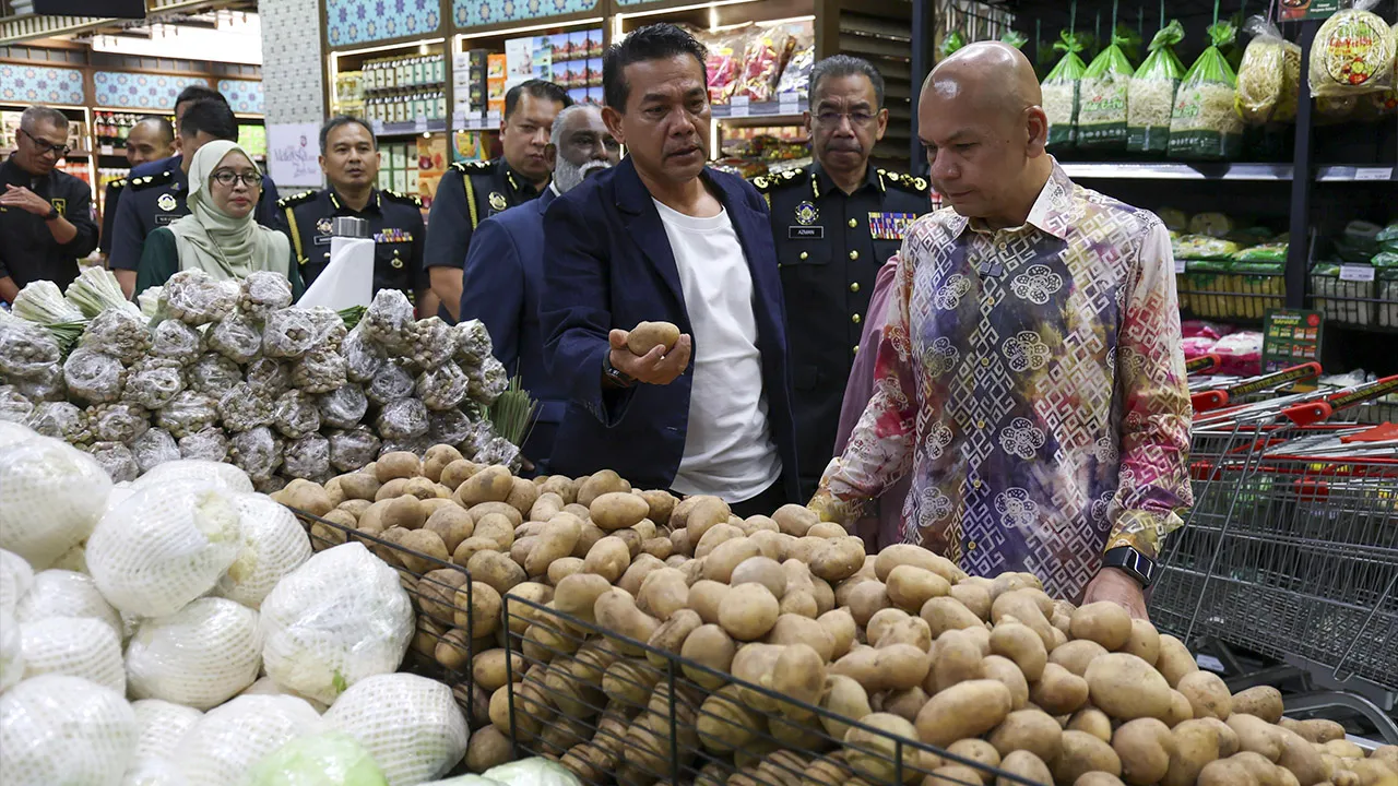 KUALA LUMPUR, 29 Okt -- Menteri Perdagangan Dalam Negeri dan Kos Sara Hidup Datuk Armizan Mohd Ali (kanan) melihat ubi kentang yang termasuk dalam senarai harga kawalan ketika hadir pada Majlis Pelaksanaan Skim Harga Maksimum Musim Perayaan Deepavali 2026 di ST Rosyam Mart hari ini._BERNAMA