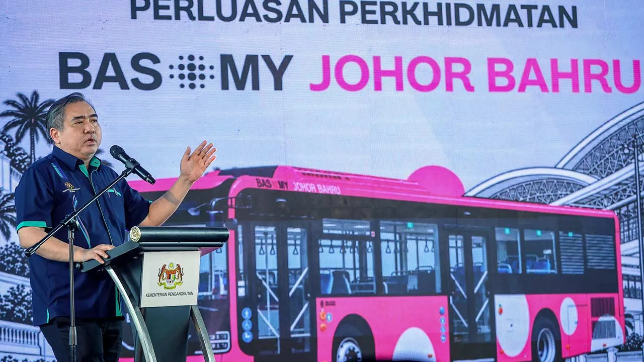 JOHOR BAHRU, 8 Okt - Menteri Pengangkutan Anthony Loke berucap pada Majlis Peluncuran Perluasan Perkhidmatan BAS.MY Johor Bahru di JB Sentral di sini hari ini.