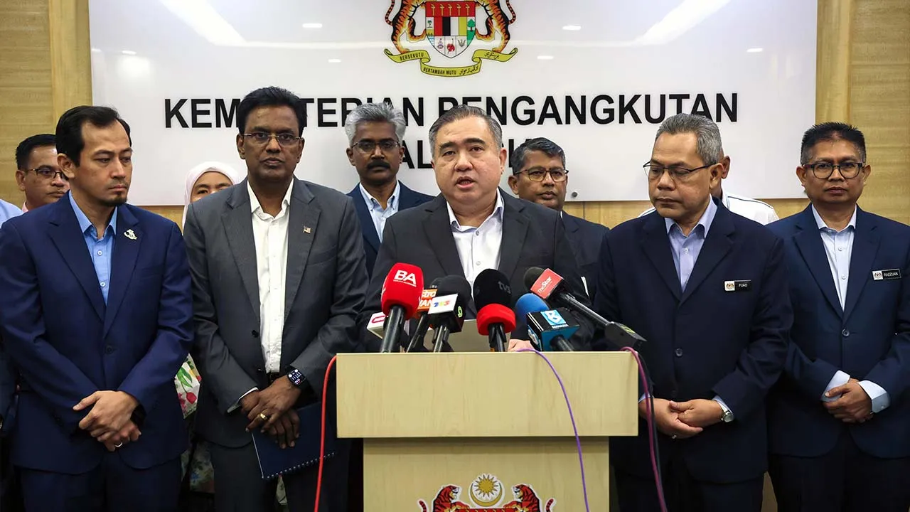 PUTRAJAYA, 12 Okt - Menteri Pengangkutan Anthony Loke pada sidang media di Kementerian Pengangkutan hari ini.  Turut sama Ketua Setiausaha Kementerian Pengangkutan Datuk Seri Jana Santhiran Muniayan (dua,kiri).  - fotoBERNAMA (2026) HAK CIPTA TERPELIHARA