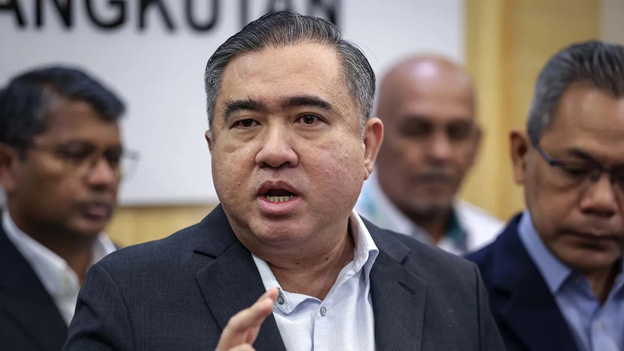 PUTRAJAYA, 12 Okt - Menteri Pengangkutan Anthony Loke pada sidang media di Kementerian Pengangkutan hari ini.  - fotoBERNAMA (2026) HAK CIPTA TERPELIHARA