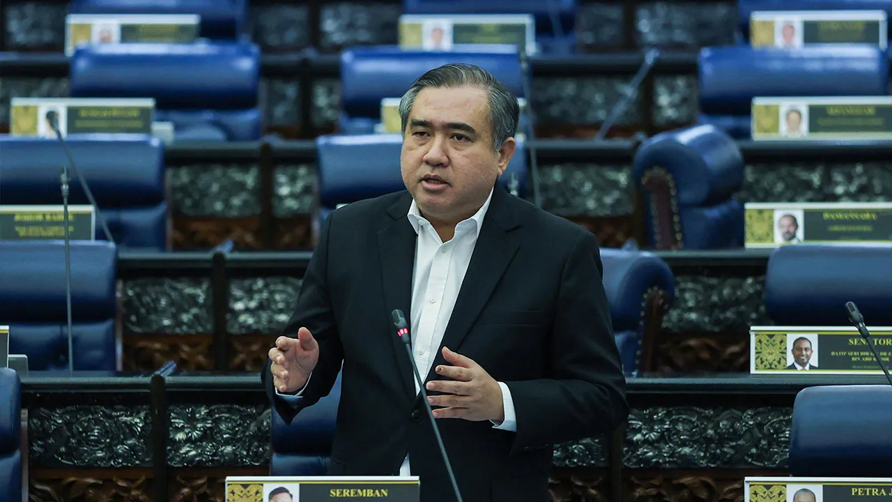 KUALA LUMPUR, 6 Okt - Menteri Pengangkutan Anthony Loke ketika sesi Pertanyaan-pertanyaan Bagi Jawab Lisan sempena Mesyuarat Ketiga, Penggal Kelima, Parlimen ke-15 di Bangunan Parlimen hari ini. - fotoBERNAMA (2026) HAK CIPTA TERPELIHARA