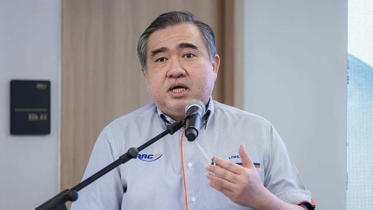 KUALA LUMPUR, 7 Okt - Menteri Pengangkutan Anthony Loke berucap pada Majlis Penyerahan Surat Makluman Kadar Sewa Khas Bagi Tujuan Rumah Ibadat dan Sekolah Bantuan Modal di Menara Sentral RAC hari ini._BERNAMA