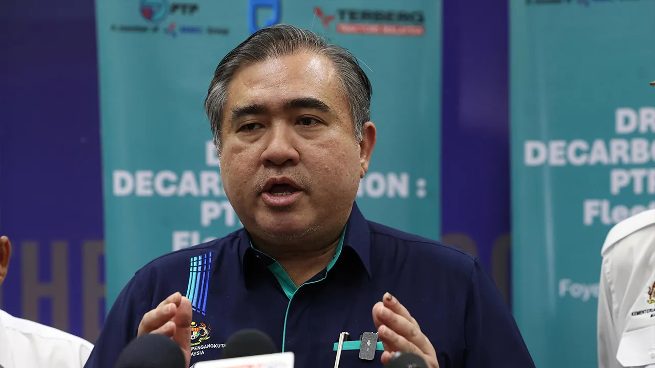 ISKANDAR PUTERI, 8 Okt - Menteri Pengangkutan Anthony Loke ketika sidang media pada majlis pelancaran Armada Lori Terminal Berkuasa Elektrik bagi mempercepatkan pengurangan jejak karbon di Wisma PTP hari ini. - fotoBERNAMA