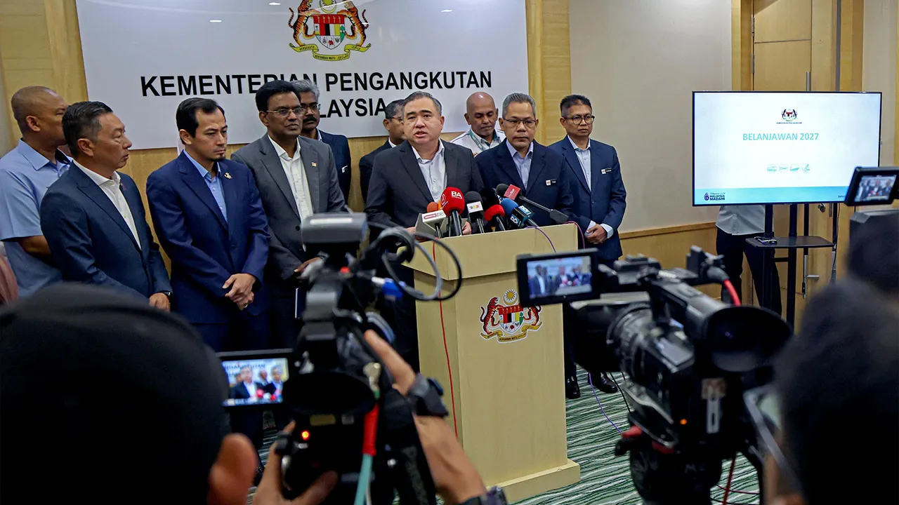 PUTRAJAYA, 12 Okt - Menteri Pengangkutan Anthony Loke pada sidang media di Kementerian Pengangkutan hari ini.  Turut sama Ketua Setiausaha Kementerian Pengangkutan Datuk Seri Jana Santhiran Muniayan (tiga,kiri)._BERNAMA