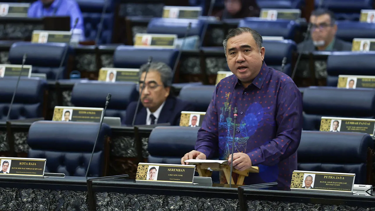 KUALA LUMPUR, 15 Okt -- Menteri Pengangkutan Anthony Loke ketika sesi Pertanyaan-pertanyaan Menteri sempena Mesyuarat Ketiga, Penggal Kelima, Parlimen ke-15 di Bangunan Parlimen hari ini.  -- fotoBERNAMA (2026) HAK CIPTA TERPELIHARA