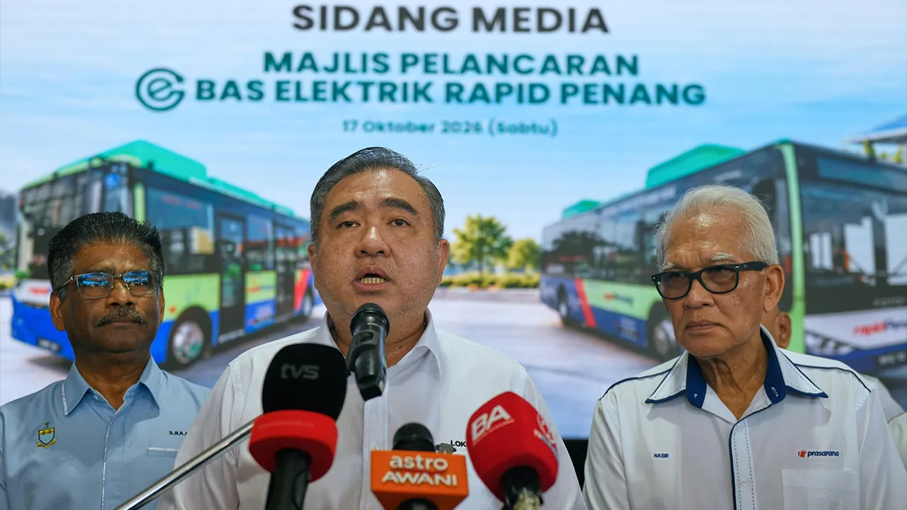 GEORGE TOWN, 17 Okt -- Menteri Pengangkutan Anthony Loke (tengah) mengadakan sidang media selepas pelancaran Bas Elektrik Rapid Penang hari ini.  Turut sama Pengerusi Kumpulan Prasarana Tan Sri Mohd Nasir Ahmad (kanan) dan Pengerusi Jawatankuasa Perumahan dan Alam Sekitar negeri Pulau Pinang Datuk Seri S.Sundarajoo.  Rapid Bus Sdn Bhd (Rapid Bus), anak syarikat Prasarana Malaysia Berhad (Prasarana) memulakan pengoperasian bas elektrik pertama bagi perkhidmatan bas henti-henti Rapid Penang secara berperingka